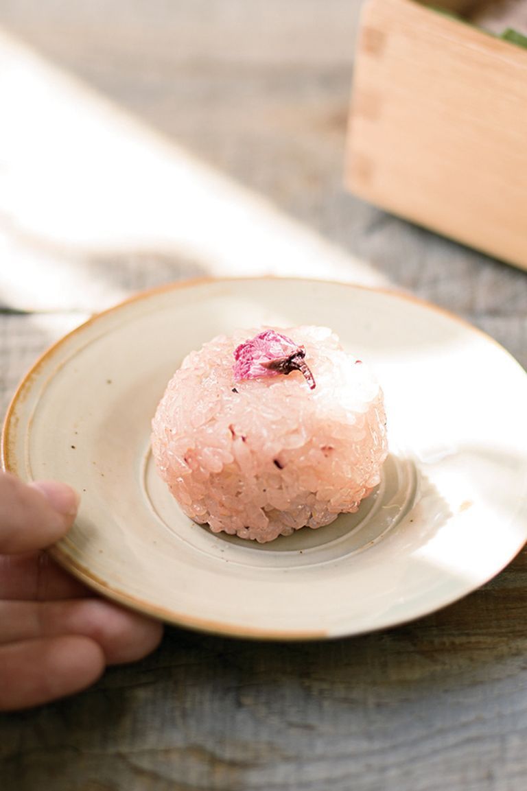 桜ごはんの手まりむすび のレシピ 作り方 Elle Gourmet エル グルメ
