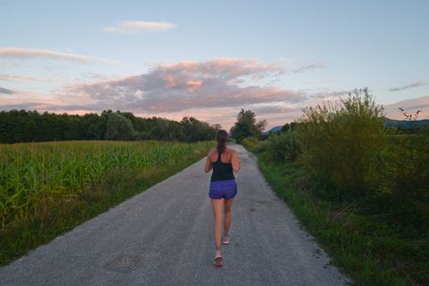 vrouw hardlopen alleen natuur
