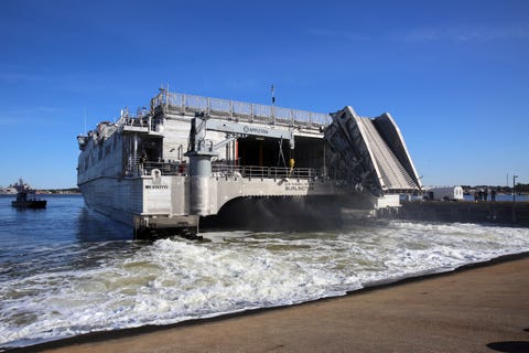 USNS Burlington (T-EPF 10) se adentra en la base expedicionaria conjunta Little Creek-Fort Story