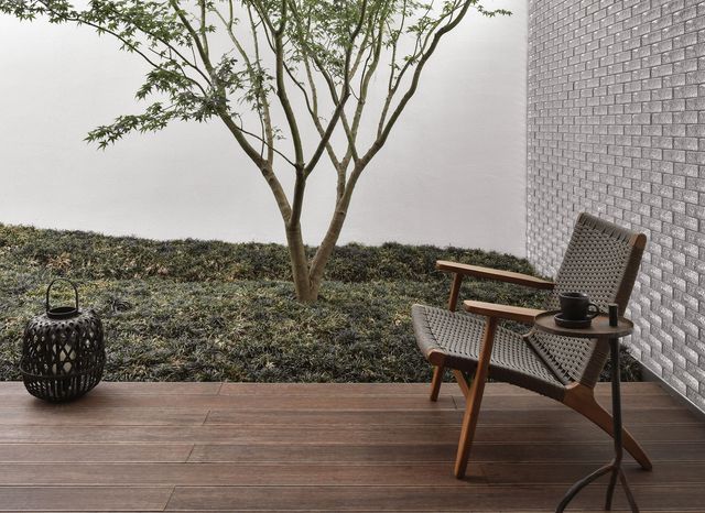 una casa de estilo zen con patio