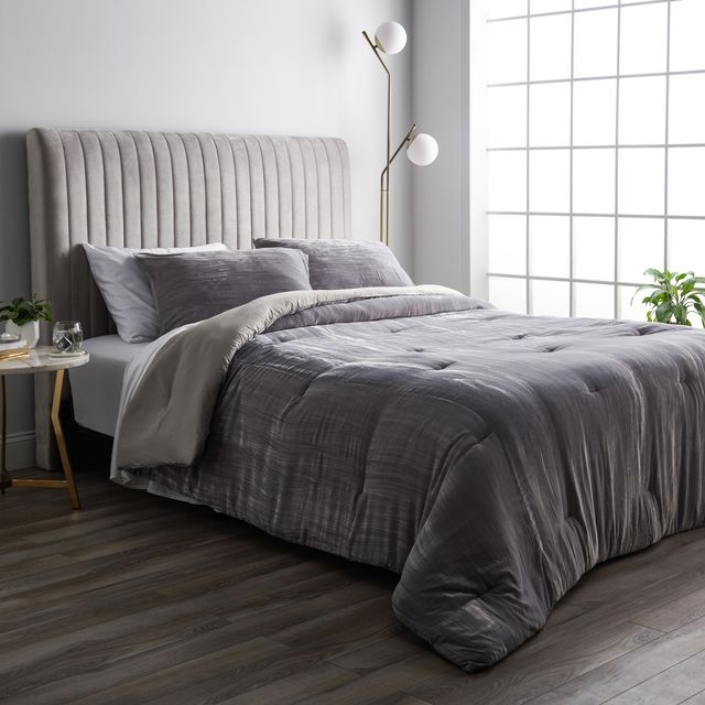 Bed, Bed sheet, Bedding, Bedroom, Furniture, Bed frame, Duvet cover, Room, Wood flooring, Textile, 