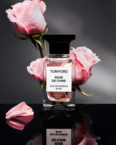 TOM FORD玫瑰雙重奏「私人調香系列玫瑰秘境」顛覆常規刷新對玫瑰香氛的感受一聞就上癮！抹上限定唇膏，讓玫瑰色的浪漫領你遇見命中注定的幸福～