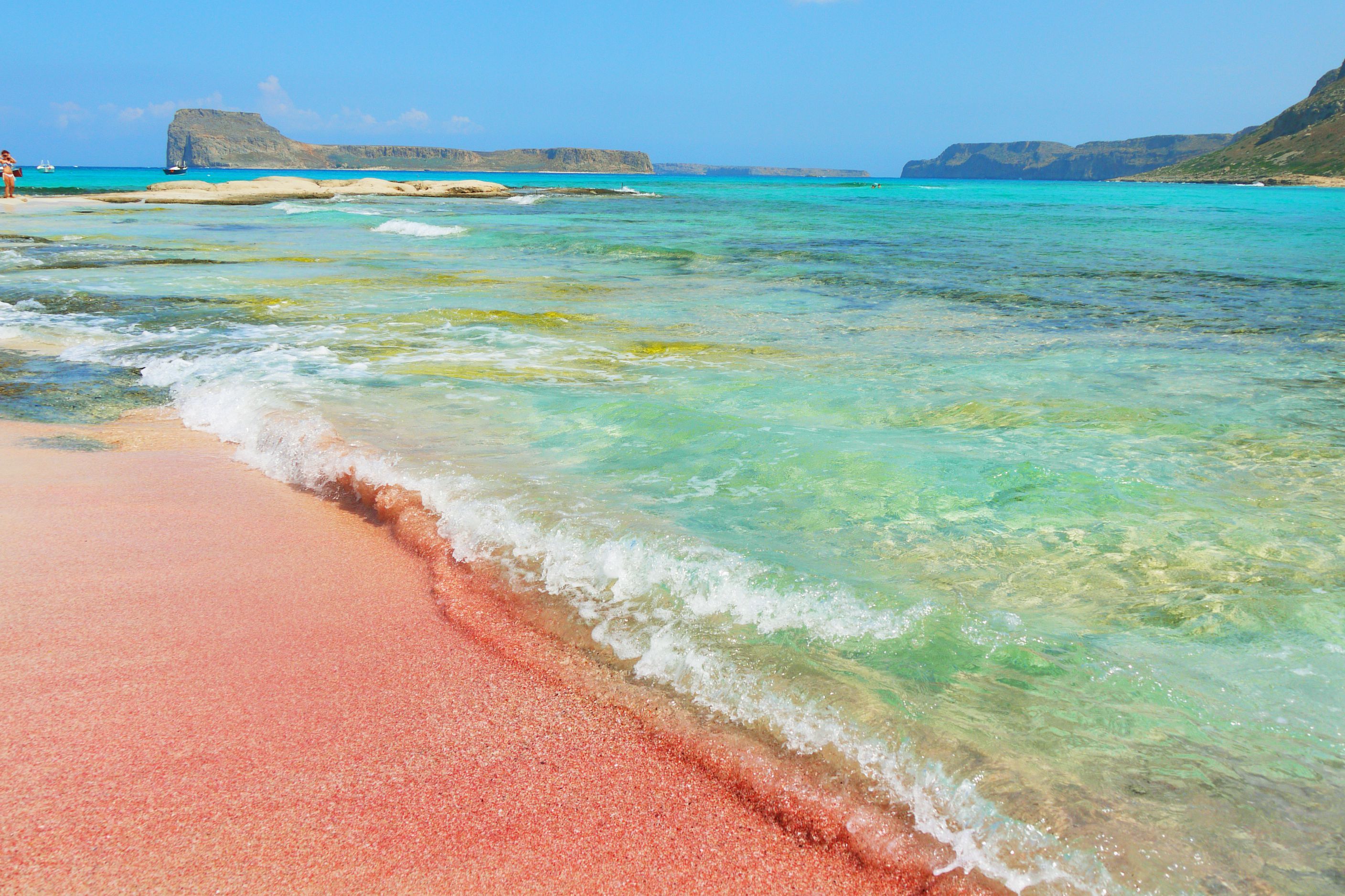 世界で最も印象的なピンク色の砂浜 Elle Decor エル デコ