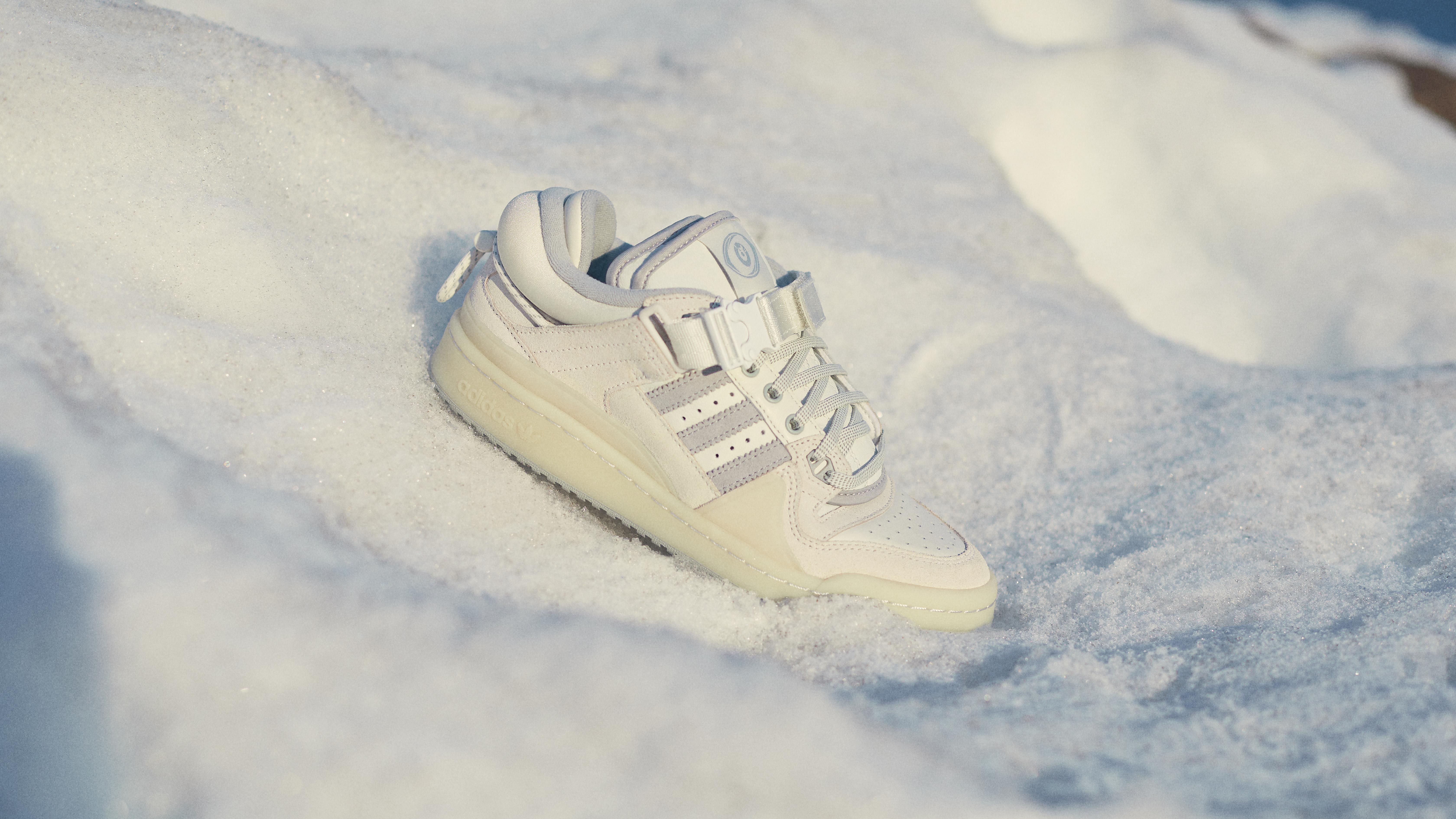 Lasted forum. Bad Bunny x adidas. Adidas forum Bad Bunny White. Adidas forum Bad Bunny. Адидас бэд Банни белые.