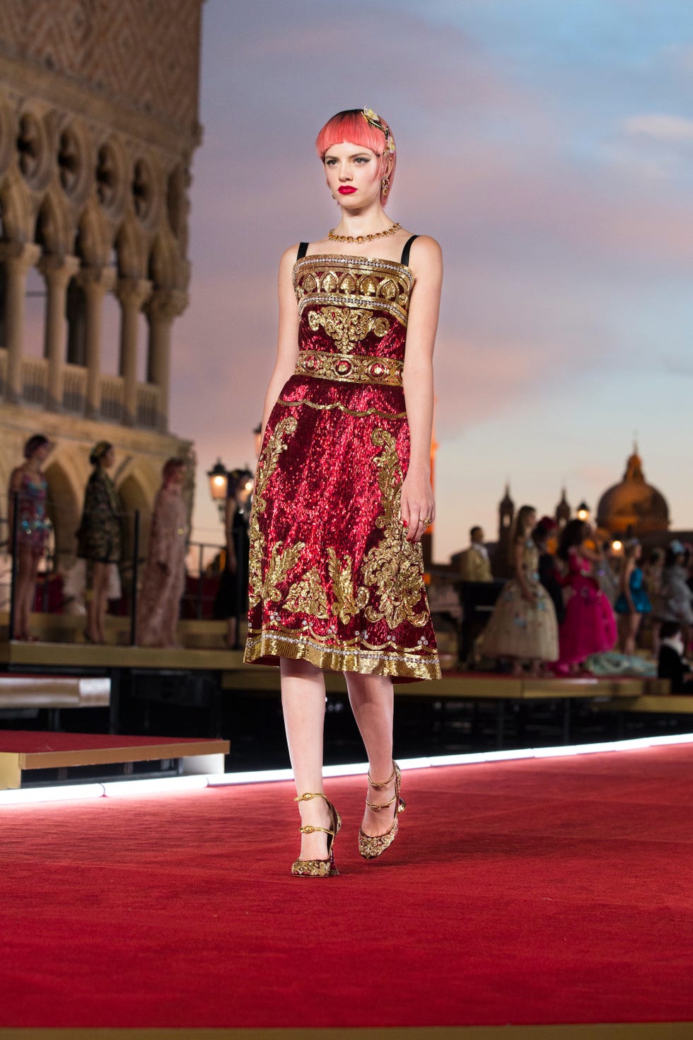 https://hips.hearstapps.com/hmg-prod.s3.amazonaws.com/images/64-altamoda-venezia-2021-1630342432.jpg?crop=1xw:1xh;center,top&resize=980:*