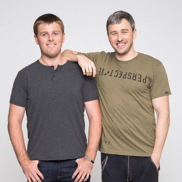 ニューヨークに住む兄弟ブラッドフォールド・マニングとブライアン・マニングは、珍しい遺伝的な疾患により盲目に。そんな二人が2016年に立ち上げた洋服ブランド「two blind brothers」は、売り上げの全てを目の病気の予防と治療の研究費用として寄付していることで話題に！