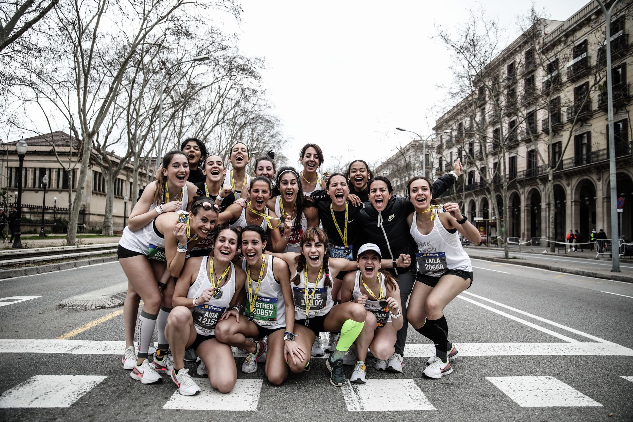 Instalación Mamut explosión Así unieron 21 km a 21 chicas de Barcelona - Mírame la espalda