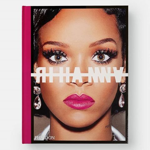 リアーナが自伝的ヴィジュアルブック The Rihanna Book を発売