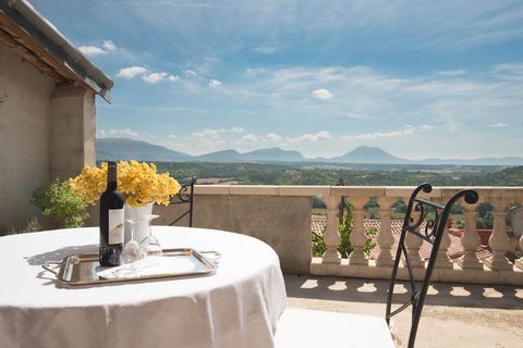 airbnb outstanding view from 2 large rooms verdon canyon met fles wijn, uitzicht op provence, tafel en stoel op patio