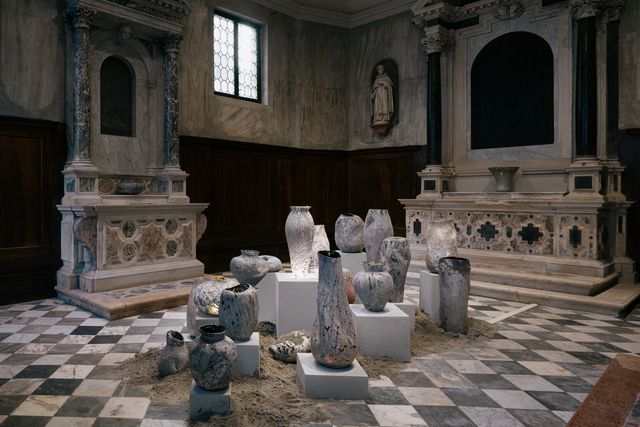 jurat, la collezione di vasi in vetro dello studio di design t sakh nella chiesetta di san gallo a venezia