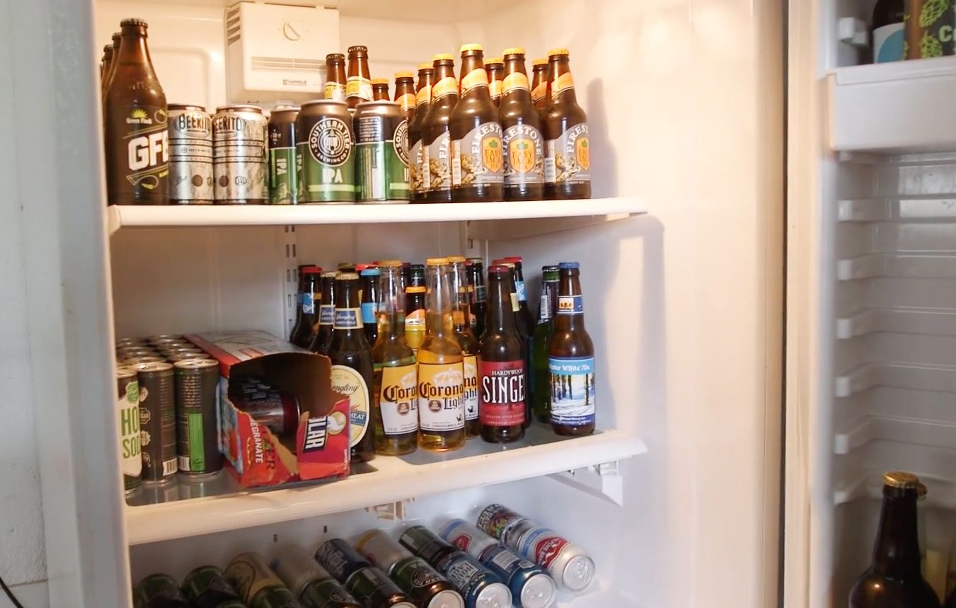 Ящик пива в холодильнике