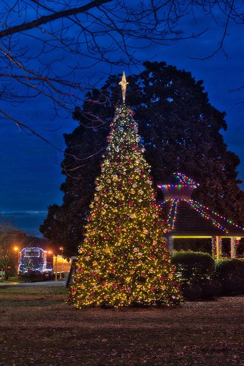 26 Charming Christmas Towns 2020 - Best Christmas Cities in U.S.