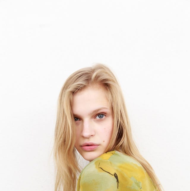 Yellow, Clothing, Green, Blond, Shoulder, Beauty, Outerwear, Fur, Jacket, Long hair, Yellow, Clothing, Green, Blond, Shoulder, Beauty, Outerwear, Fur, Jacket, Long hair,