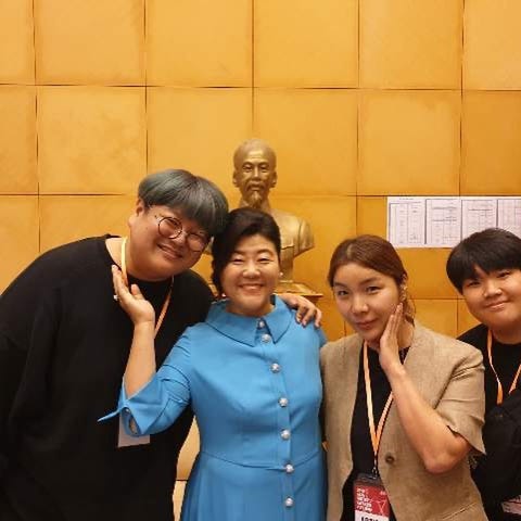 韓国ビューティトレンドはここから生まれる 人気アイドルの専属メイクアップアーティスト メイクオンニ を追跡 韓国ビューティトレンドはここから生まれる 人気アイドルの専属メイクアップアーティスト メイクオンニ を追跡