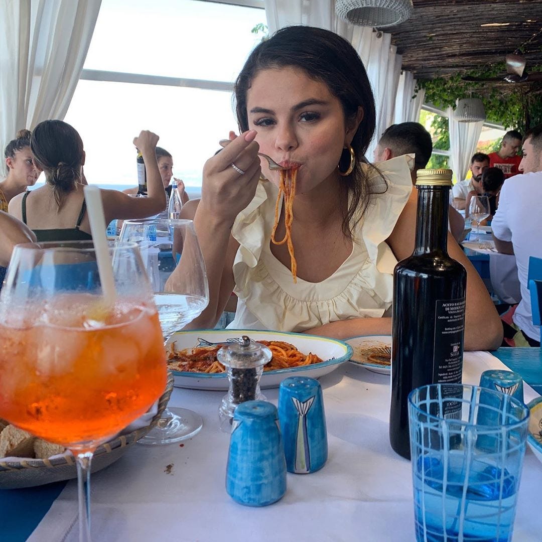 Selena Gomez Is Getting Her Own Cooking Show But She Doesn T Know How To Cook