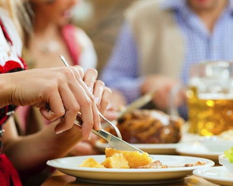 The RIGHT Way to Eat Out with Friends While Dieting