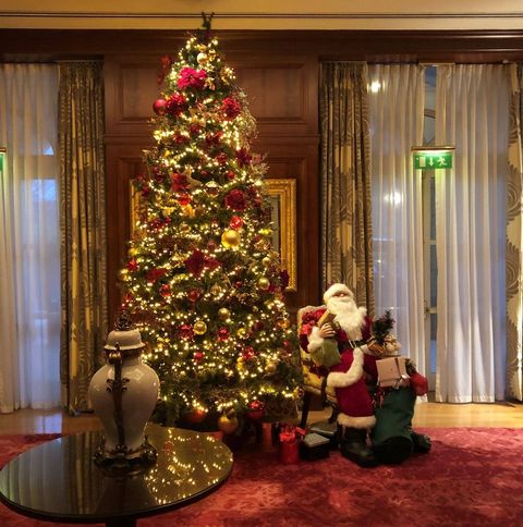 20 Most Beautiful Christmas Decorations Around The World In Photos - Pictures Of Country Homes Decorated For Christmas
