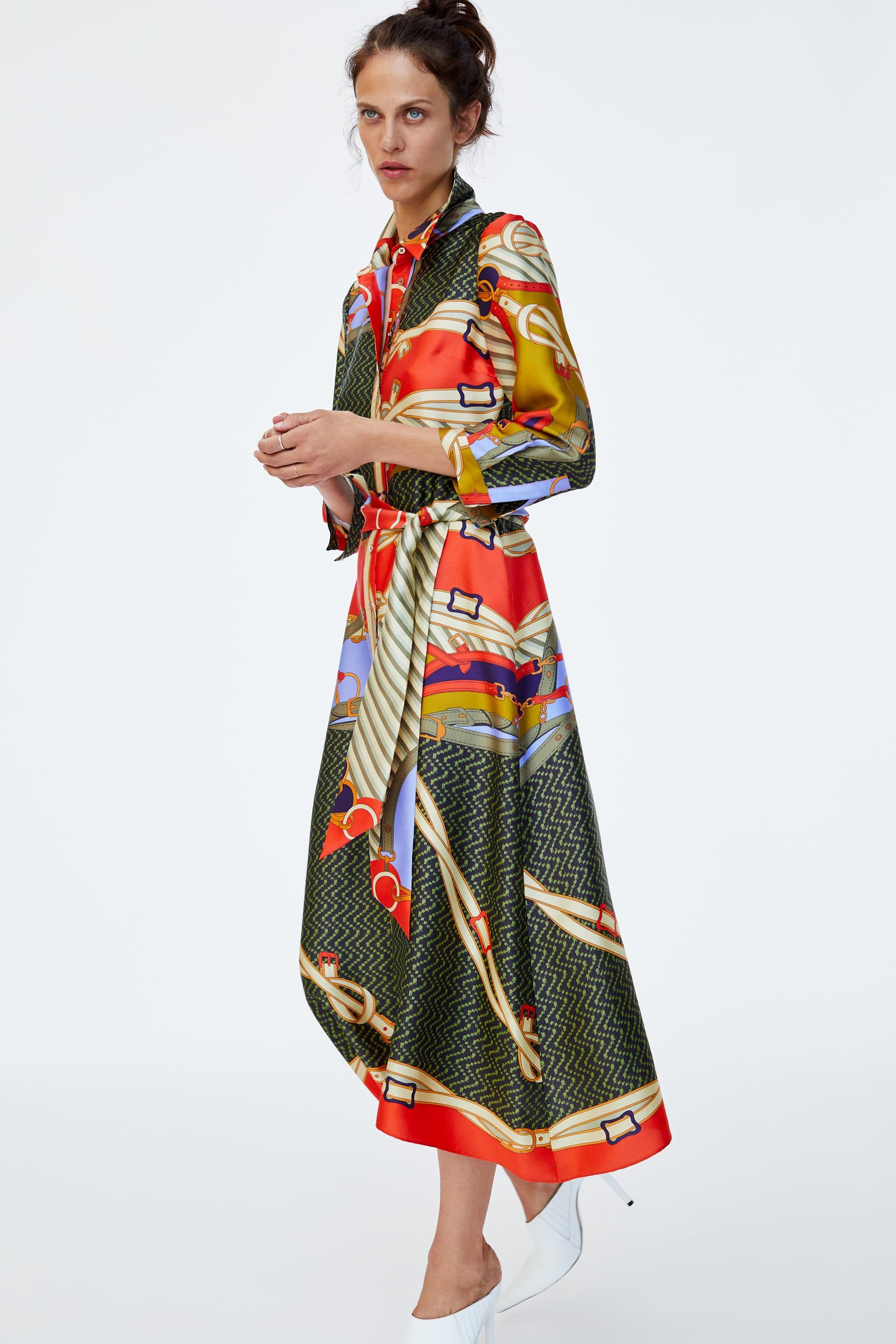 Este vestido de estampado pañuelo (y de Zara) pide a gritos un hueco en tu maleta Vestido de Zara en nueva colección