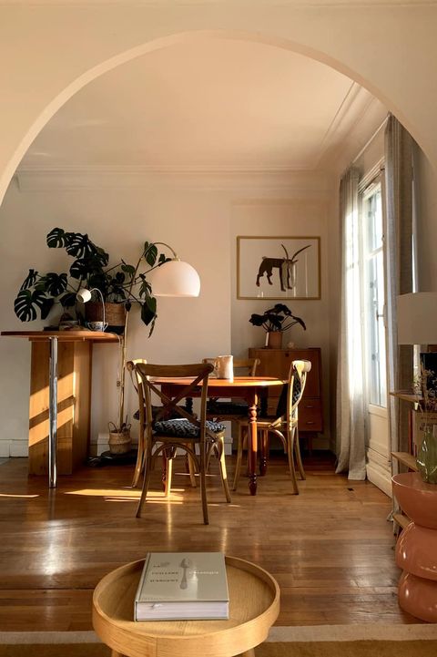 woonkamer van airbnb in montmartre parijs met eettafel en stoelen