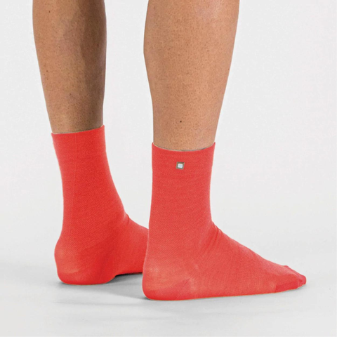 voeten met oranje rode sokken