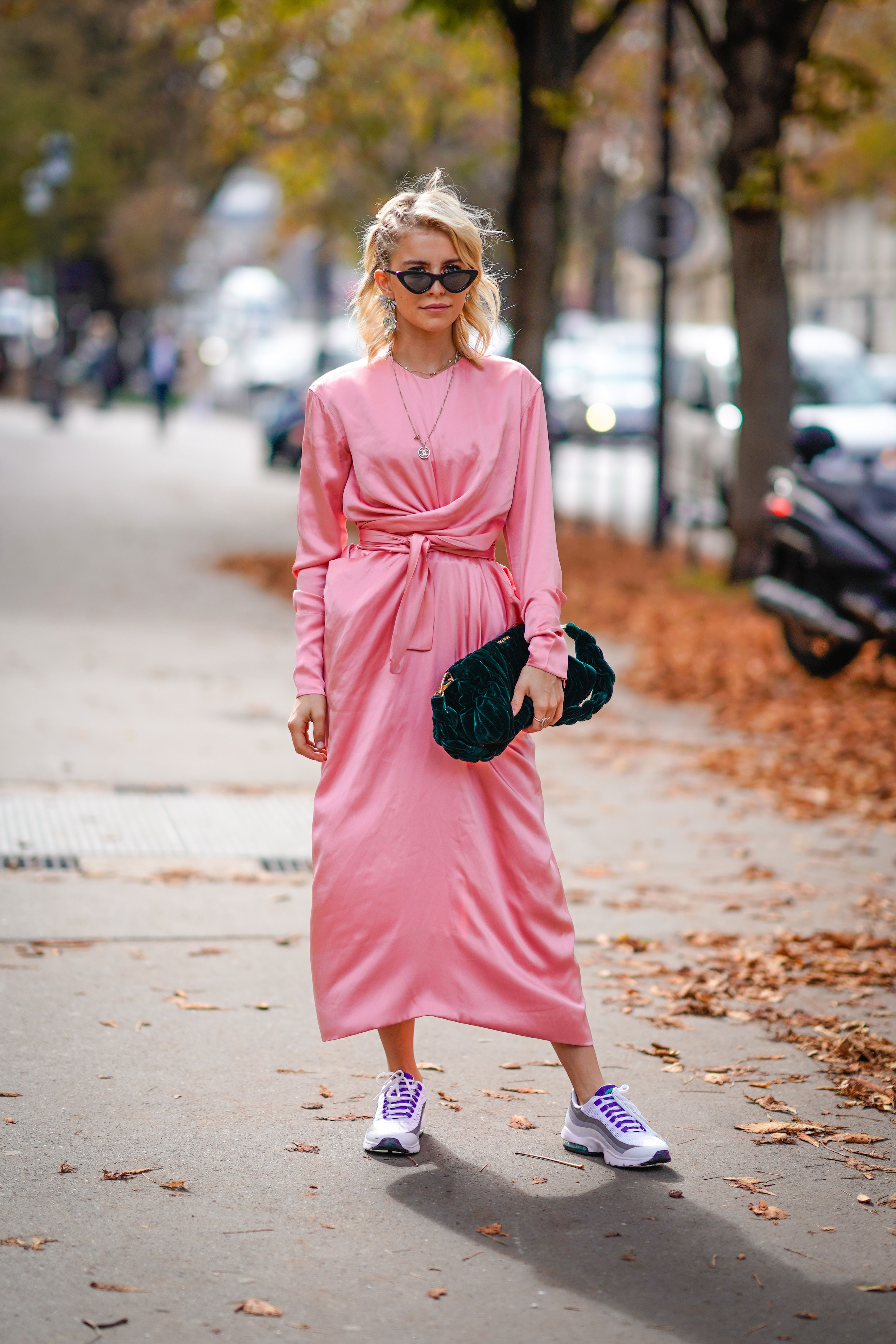 Розовые кроссовки с платьем