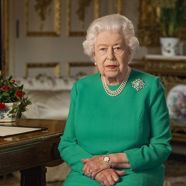 エリザベス女王がテレビ演説で付けていたブローチに込められた意味とは ハーパーズ バザー Harper S Bazaar 公式