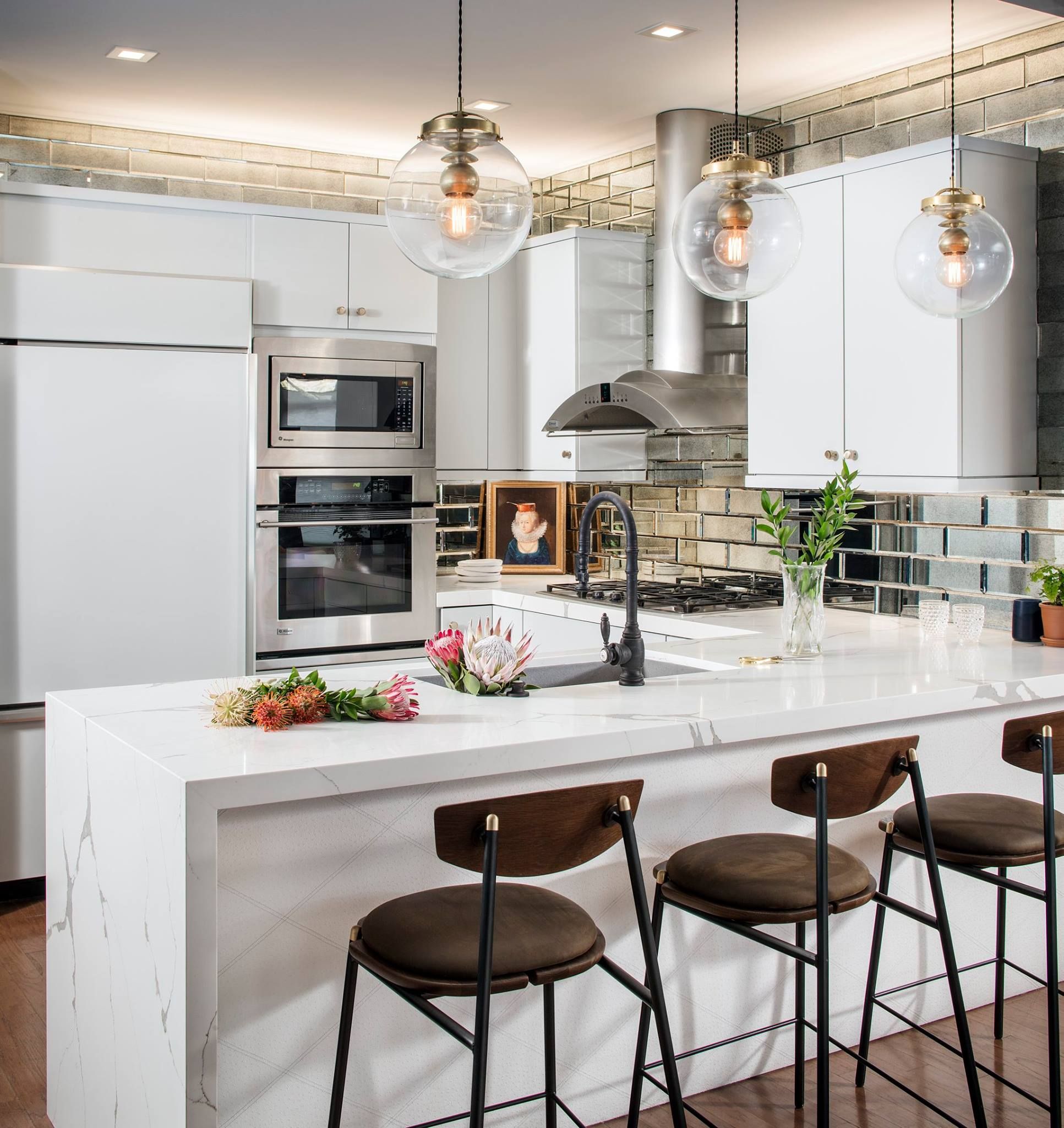 kitchen: Kitchen Peninsula With Stove Top