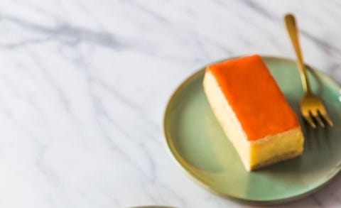 koningsdag-recept-oranje-tompouce oranje tompouce op marmeren ondergrond