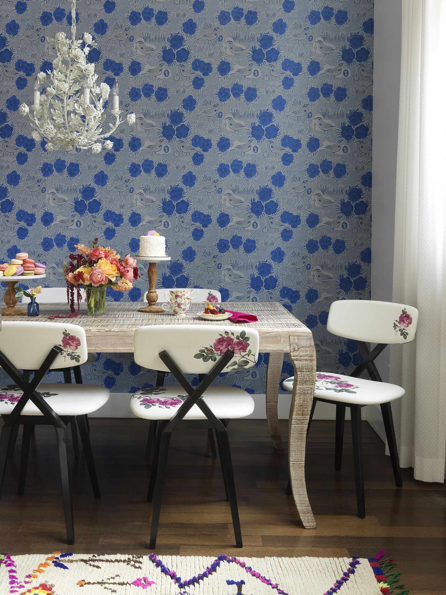 Eye Catching Dining Rooms with Floral Wallpaper   How to Use ...