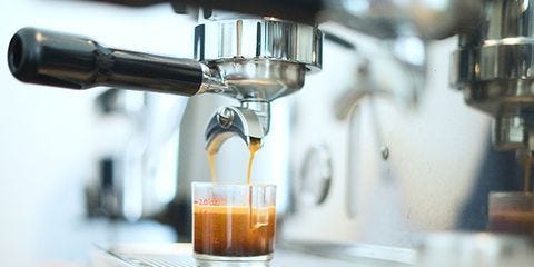 コーヒーを飲むのをやめると 脳と身体にどのような変化が起こるのか