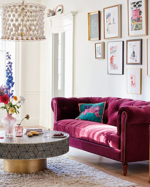 βελούδινο σαλόνι με ροζ καναπέ