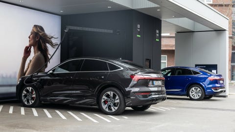 audi q8 sportback 55 e tron quattro, static photo, colour madeira brown metallicaudi sq8 sportback e tron, static photo, colour ultra blue metallic