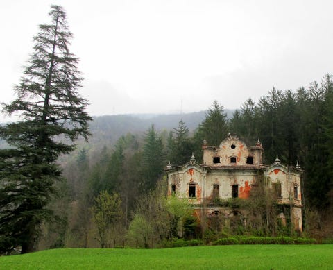 11 Abandoned Mansions With Crazy Stories Behind Them