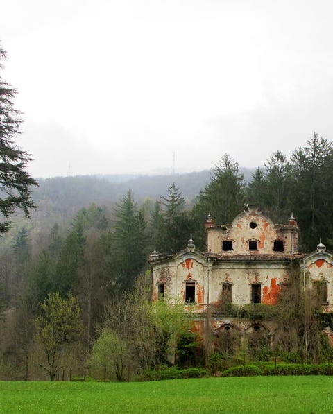 Hill station, Natural landscape, Atmospheric phenomenon, Property, Estate, Tree, House, Mansion, Rural area, Building, Hill station, Natural landscape, Atmospheric phenomenon, Property, Estate, Tree, House, Mansion, Rural area, Building,