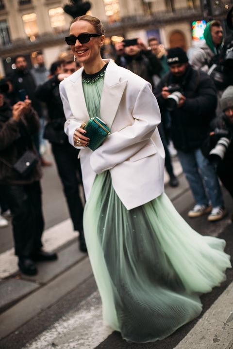 giacca elegante bianca con vestito verde