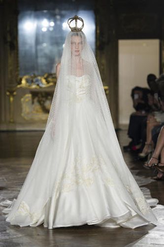 Shoulder, Photograph, Bridal clothing, Dress, White, Floor, Formal wear, Gown, Veil, Bridal veil, 