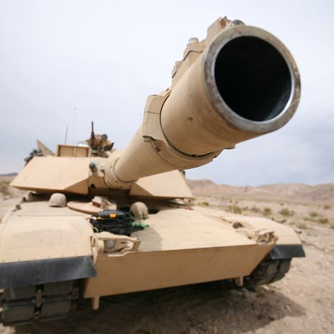 us marines with charlie company, 1st tank battalion, clean an m1a1 abrams main battle tank at noble pass at marine corps air ground combat center, twentynine palms, calif, april 14, 2009 us marine corps photo by lance cpl kelsey j greenreleased
