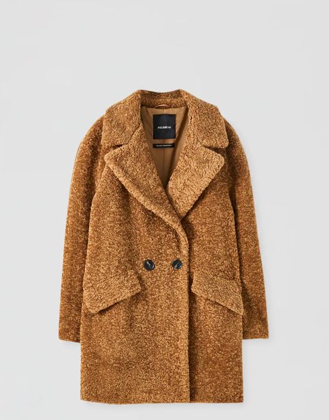 Necesitamos este abrigo de borreguito de de Pull&Bear