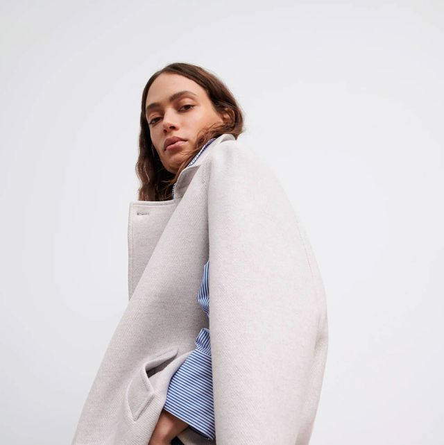 El abrigo capa Zara elegante tendencia invierno de 2021