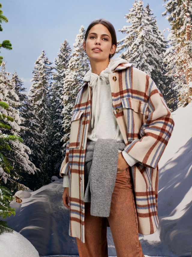 empujoncito suizo Específicamente Parfois y el abrigo de lana de cuadros que eligen las nórdicas