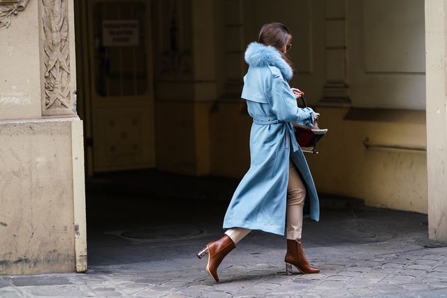 street style el estilo de los años 70 abrigo de pelo azul