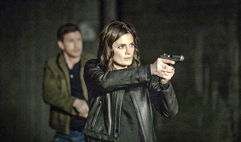 stana katic, apuntando con una pistola, caracterizada como emily byrne en una escena de la tercera temporada de 'absentia'