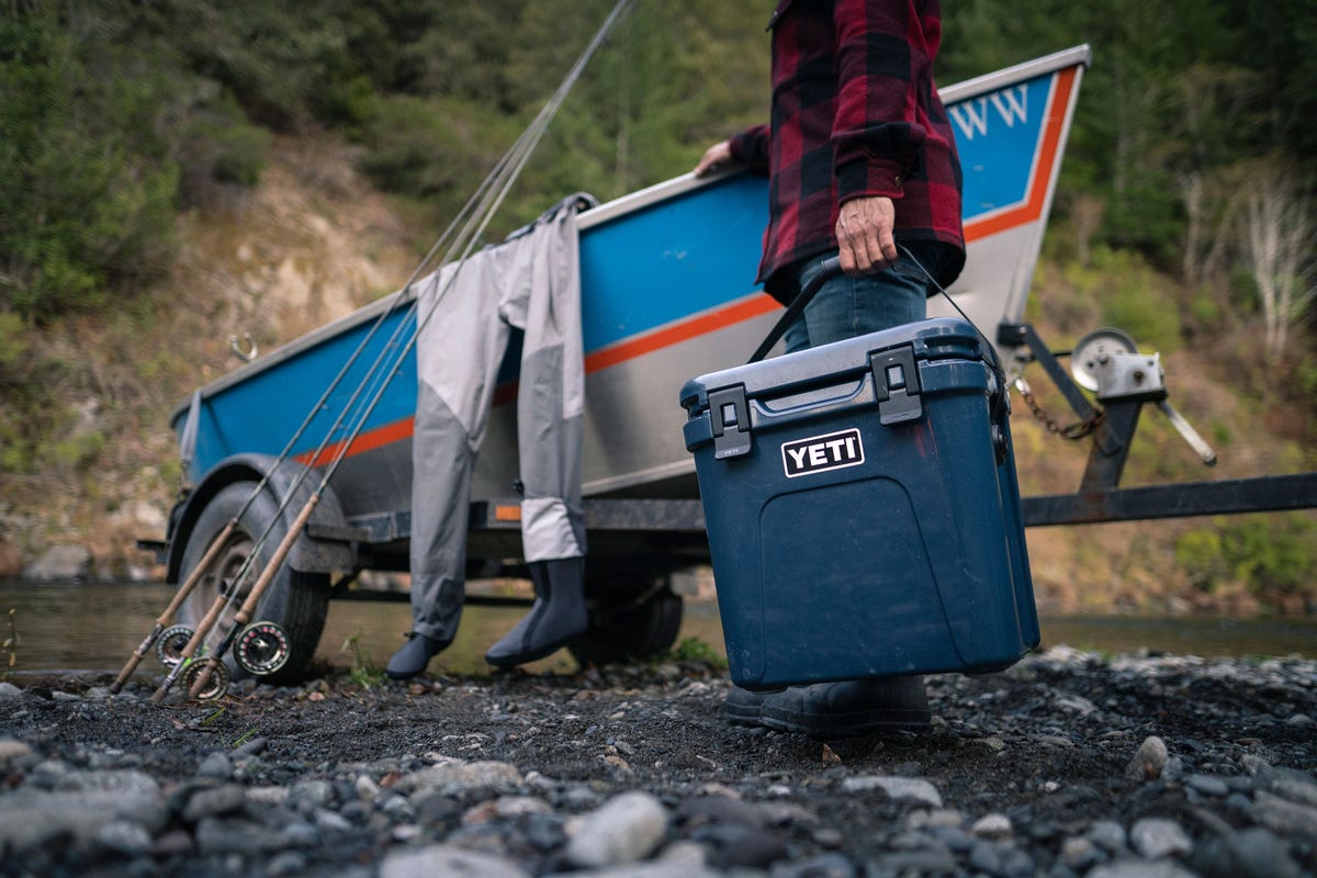 YETI Roadie 24 Hard Cooler in Navy