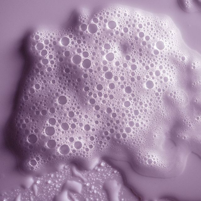 schiuma e bolle su sfondo lilla