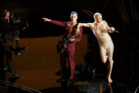 Achille Lauro canta sul palco di Sanremo 2021 insieme a Boss Dom achille lauro canta sul palco di sanremo 2021 insieme a boss dom