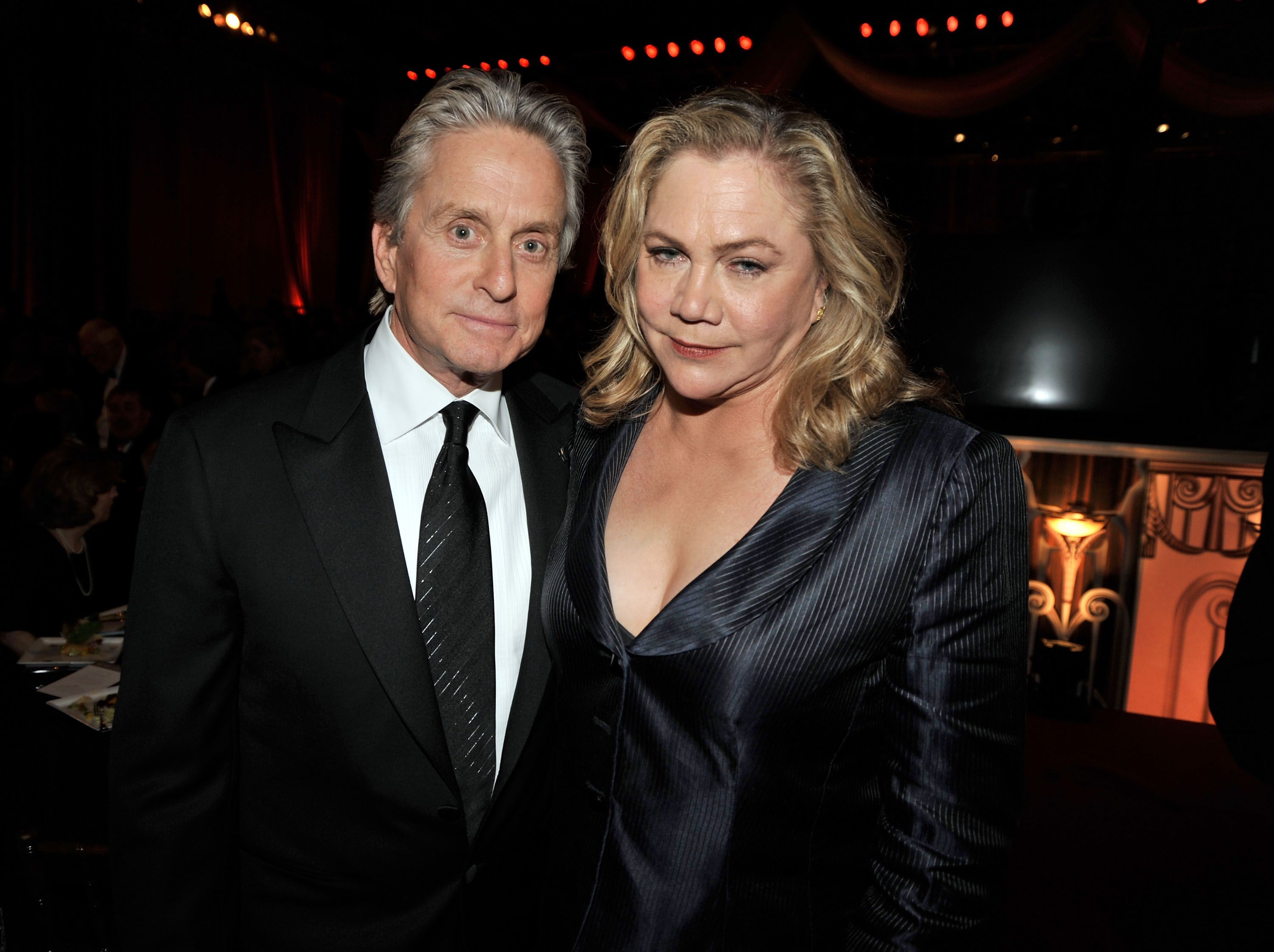 ¿Cuánto mide Kathleen Turner? Actor-michael-douglas-and-actress-kathleen-turner-during-news-photo-1571144103