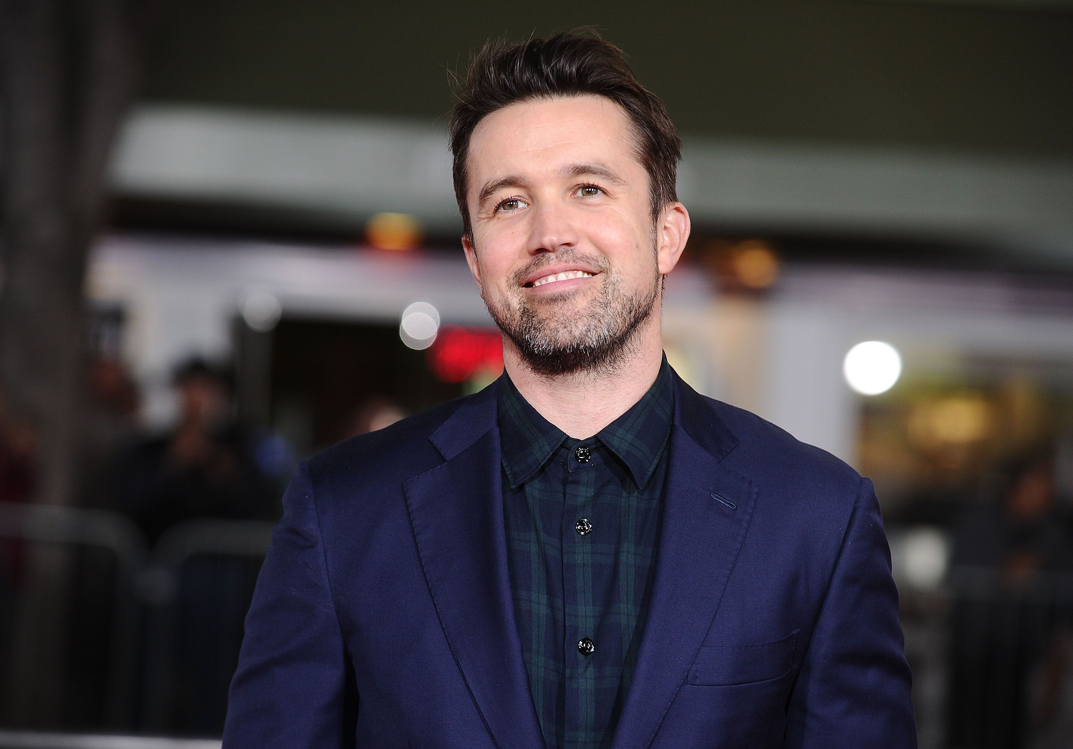 Rob Mcelhenney Says His Height Doesn T Make Him Insecure Anymore