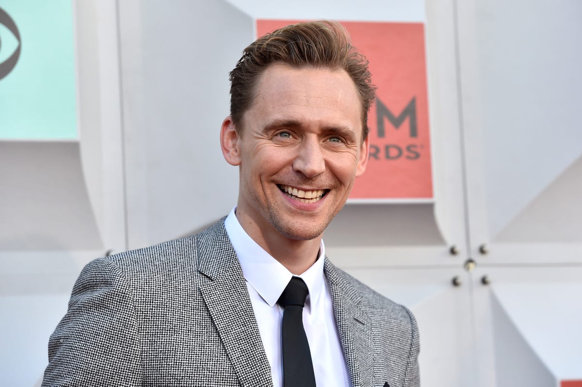 Mira A La Estrella De 'Loki' Tom Hiddleston Bromear Con Sus Compañeros ...