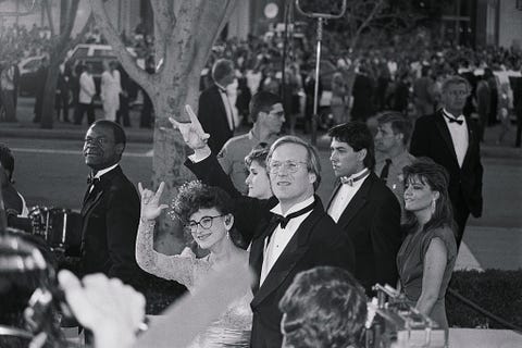 performers william hurt and marlee matlin greeting academy crowd