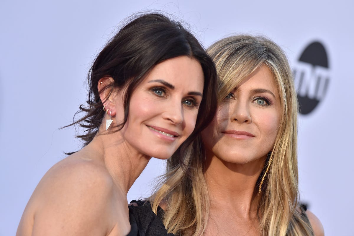 Courteney Cox en Jennifer Aniston lijken identiek op deze ...